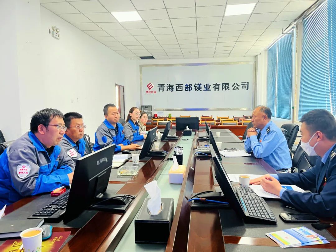 稅務(wù)人員進(jìn)企業(yè)宣傳輔導(dǎo)稅費(fèi)政策。李娟攝