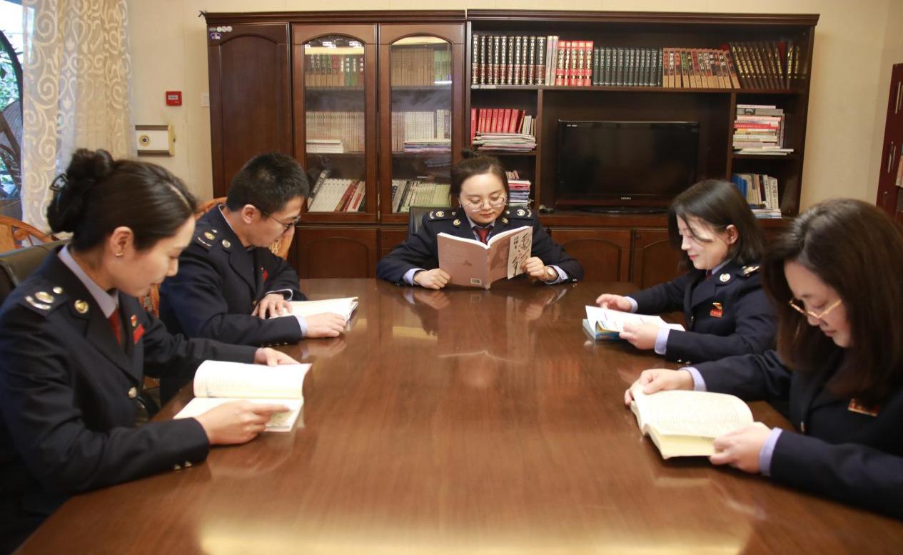 玉樹州稅務(wù)局機(jī)關(guān)青年干部分享學(xué)雷鋒心得體會。周雪薇攝