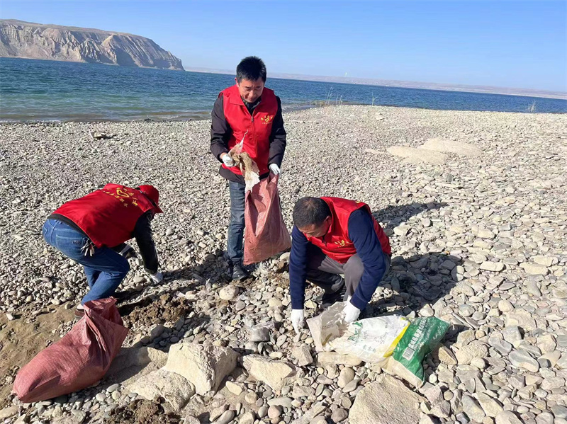志愿者清理垃圾。海南州委宣傳部供圖