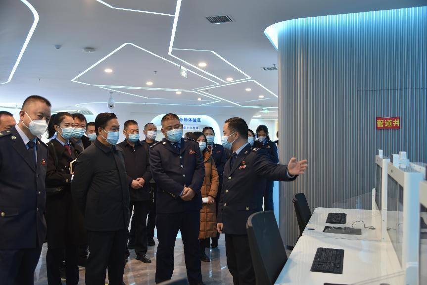 交流組一行參觀城中區(qū)稅務(wù)局辦稅廳，了解智慧稅務(wù)推進(jìn)情況。杜亞萍攝