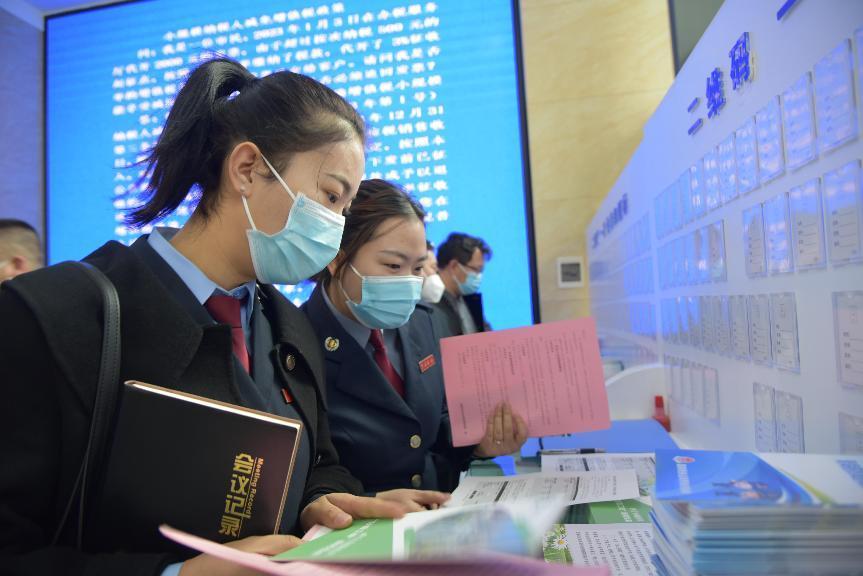 交流組稅務(wù)干部交流工作經(jīng)驗。杜亞萍攝