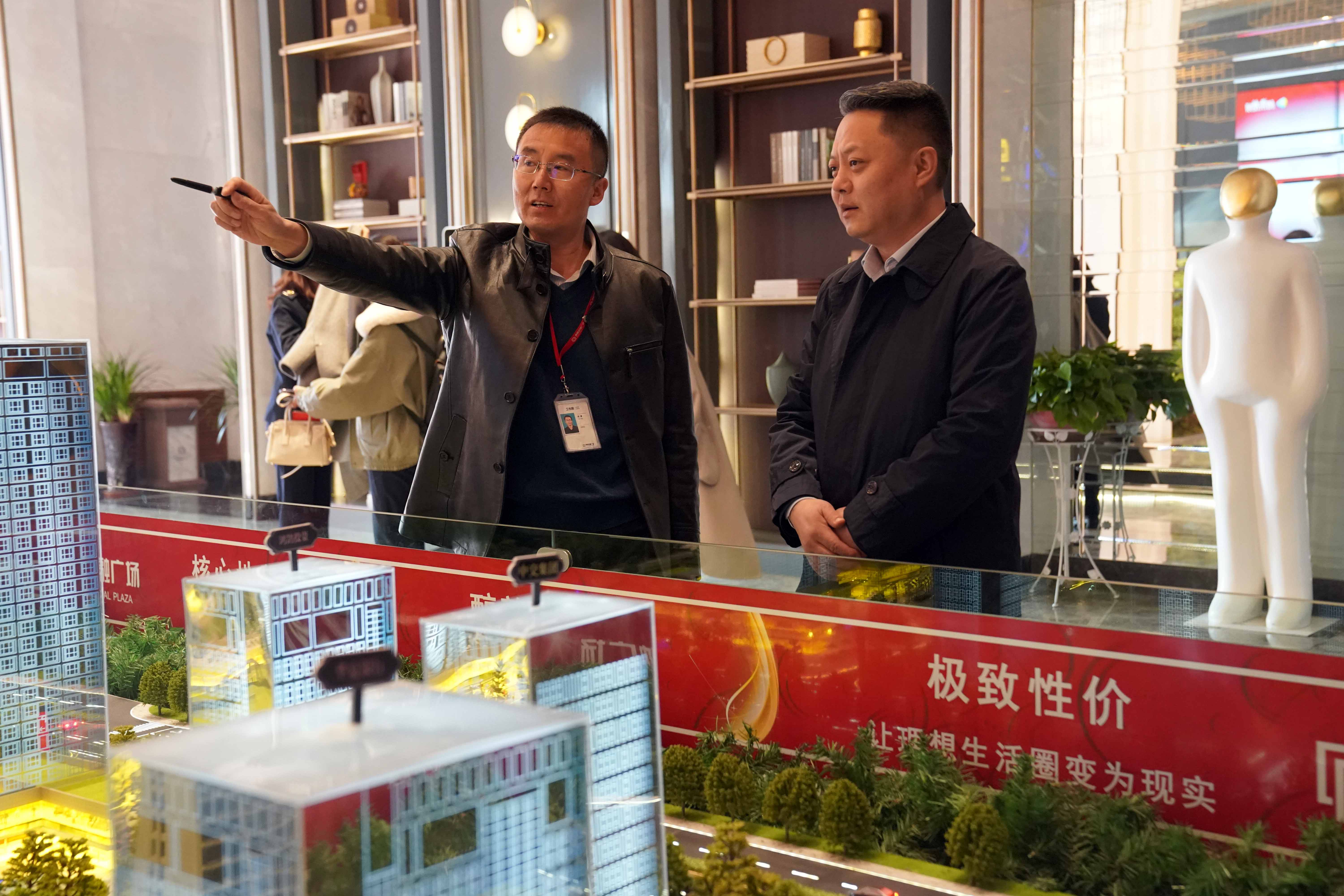 圖為：企業(yè)稅務(wù)責(zé)任人介紹企業(yè)經(jīng)營情況?（陳貴龍/攝）