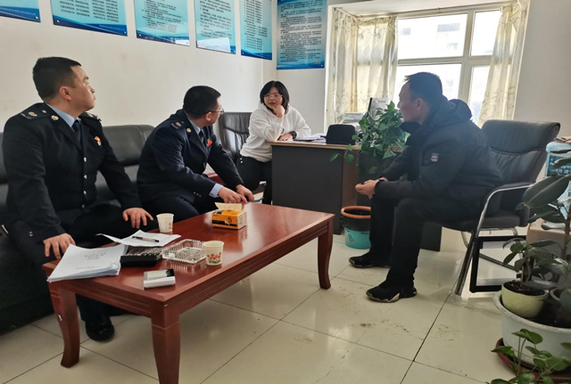 甘德縣稅務(wù)局“稅收管家”為納稅人講解稅惠政策。盧學(xué)彬攝