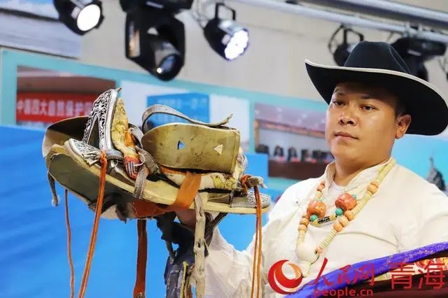 玉樹州博物館小鎮(zhèn)藏品展示。人民網(wǎng) 楊啟紅攝