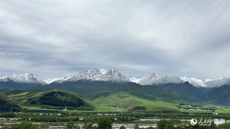 在門源縣遠(yuǎn)眺祁連山脈。人民網(wǎng) 劉沛然攝