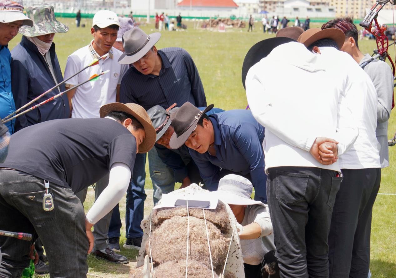 查看射箭成績(jī)。李熙禎攝