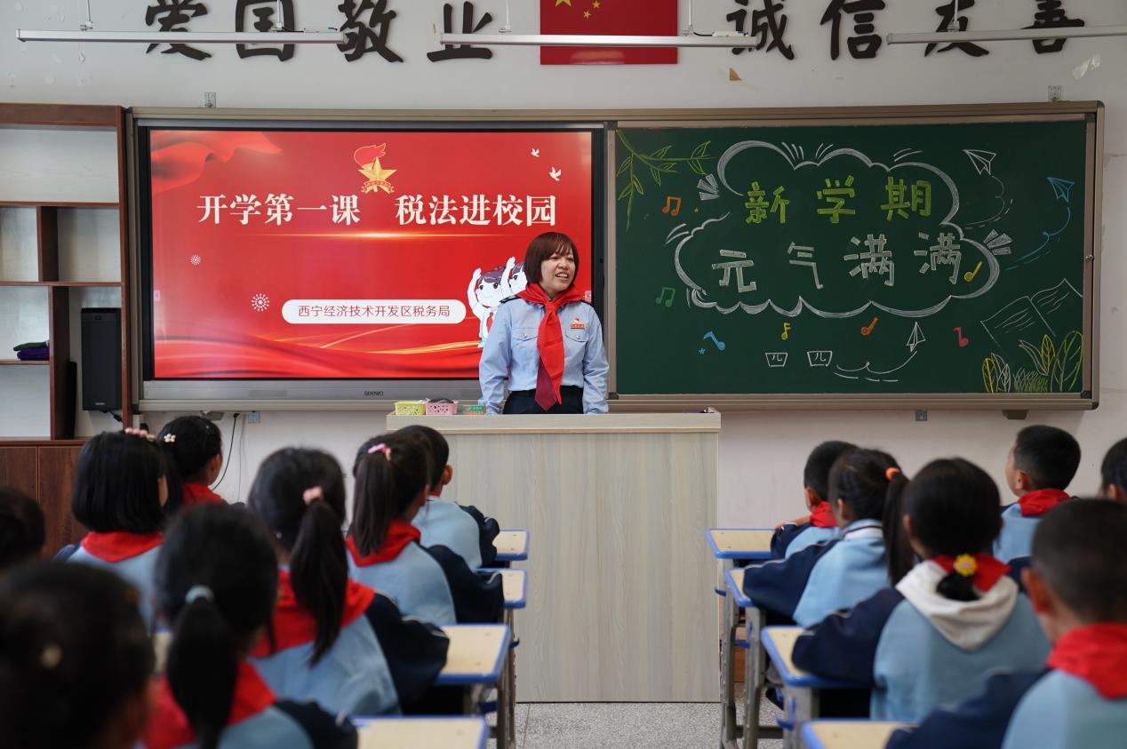 開發(fā)區(qū)稅務(wù)局稅務(wù)干部為學(xué)生講解稅法知識。楊揚