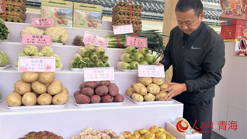 “展豐收 促興旺”特色農(nóng)副產(chǎn)品展銷。人民網(wǎng) 陳明菊攝