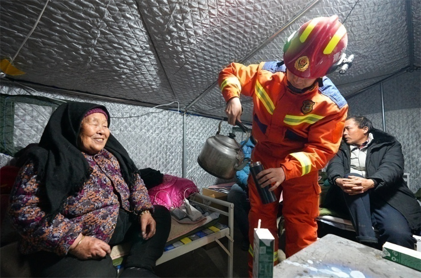 村民龔尕芳與消防員交流。賀勇攝