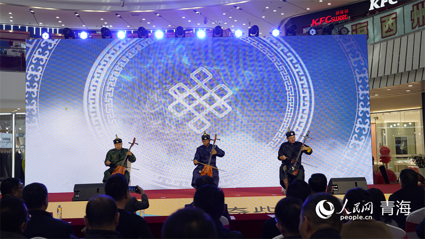 活動(dòng)現(xiàn)場(chǎng)的文藝表演。人民網(wǎng)記者 張莉萍攝