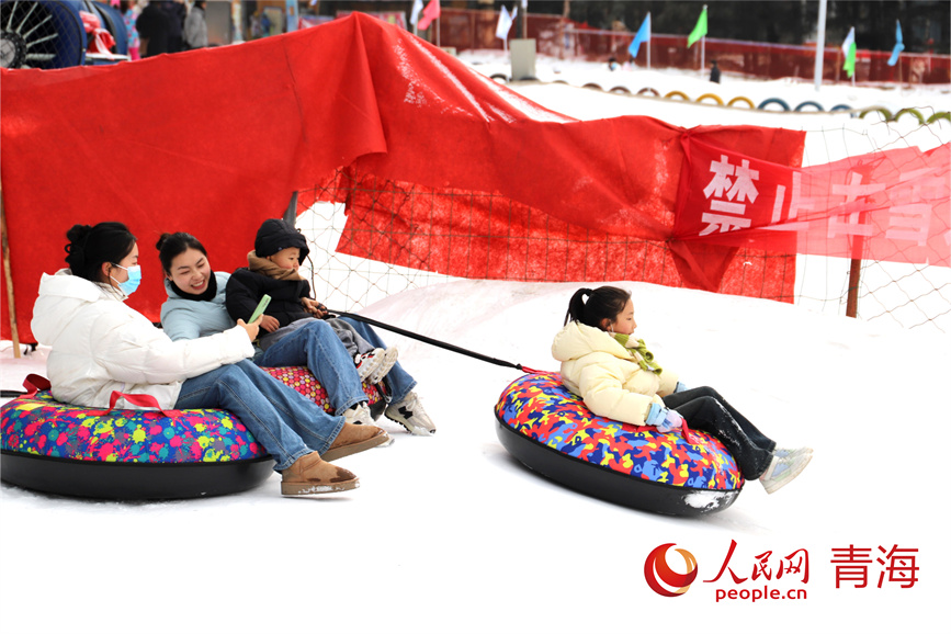 游客拍照打卡滑雪體驗(yàn)。人民網(wǎng) 陳明菊攝