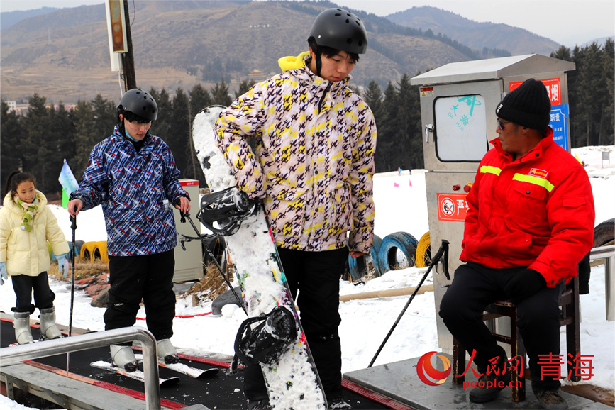 滑雪場(chǎng)便捷的魔毯傳送機(jī)。人民網(wǎng) 陳明菊攝