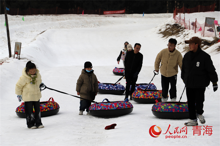 游客樂(lè)享冰雪季。人民網(wǎng) 陳明菊攝