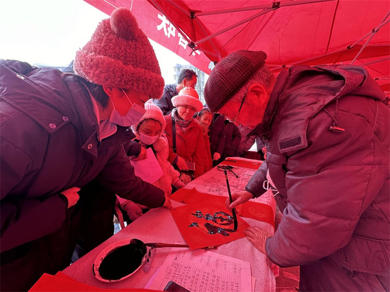 書法老師為市民朋友送上“專屬”春聯(lián)。李昊攝