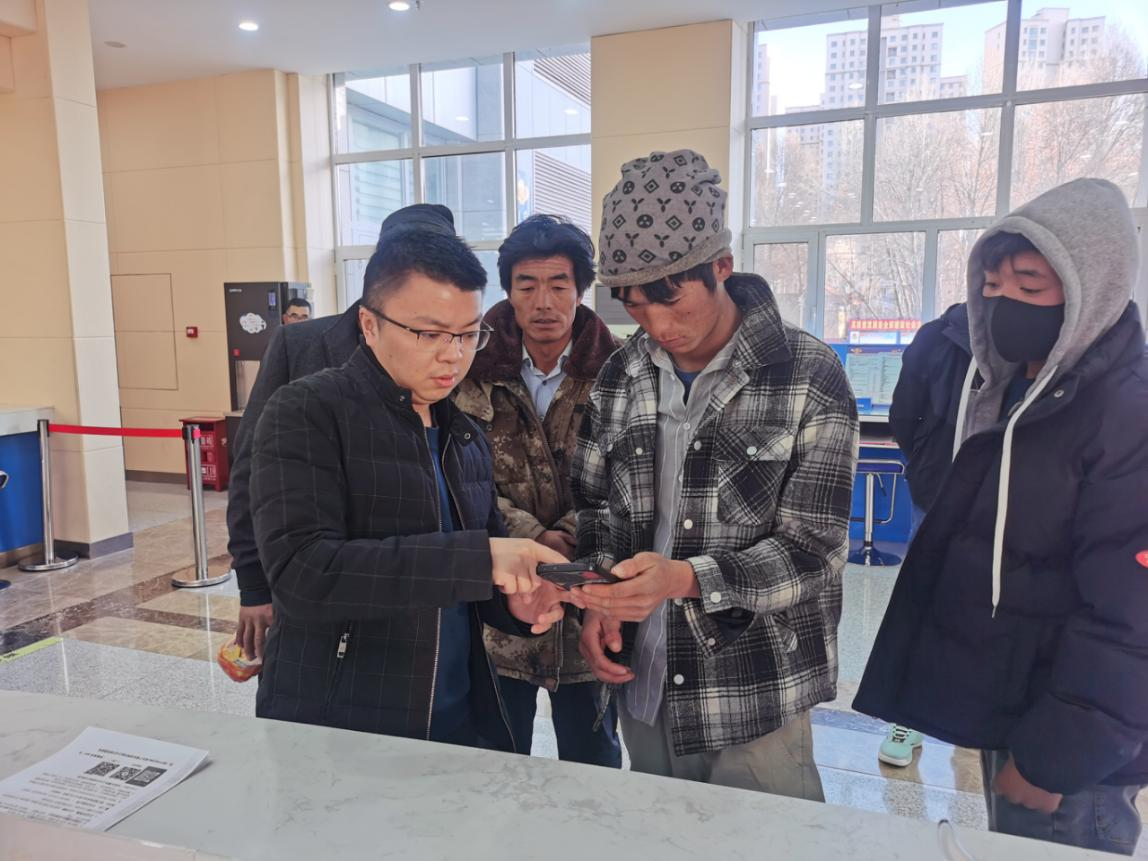 稅務(wù)人員正在為烏圖美仁鄉(xiāng)村民指導(dǎo)辦理發(fā)票代開。高士林攝