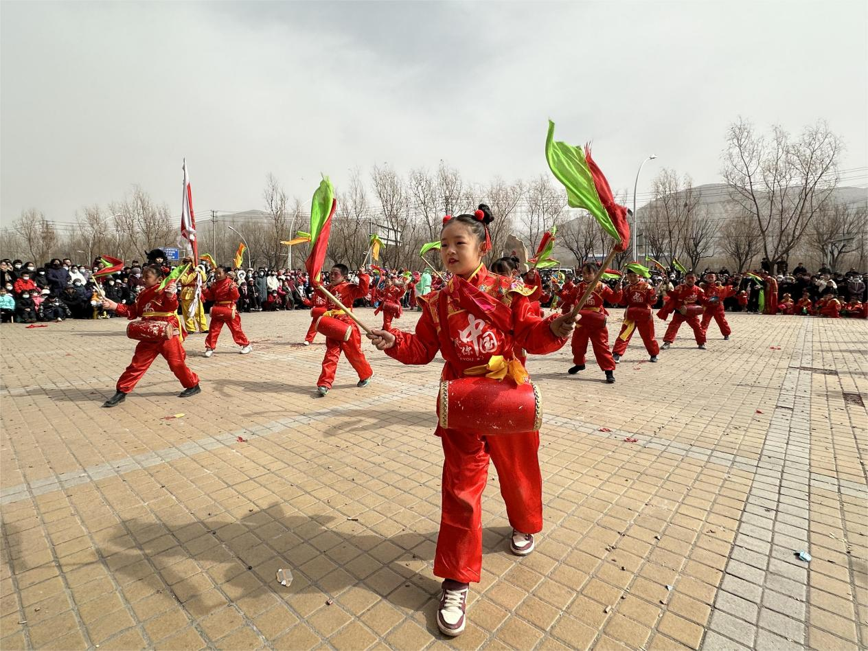 表演小花鼓的小演員們。李昊攝
