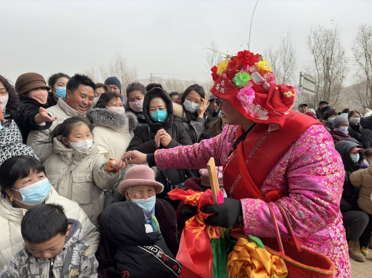 社火“身子”與觀(guān)眾互動(dòng)。李昊攝