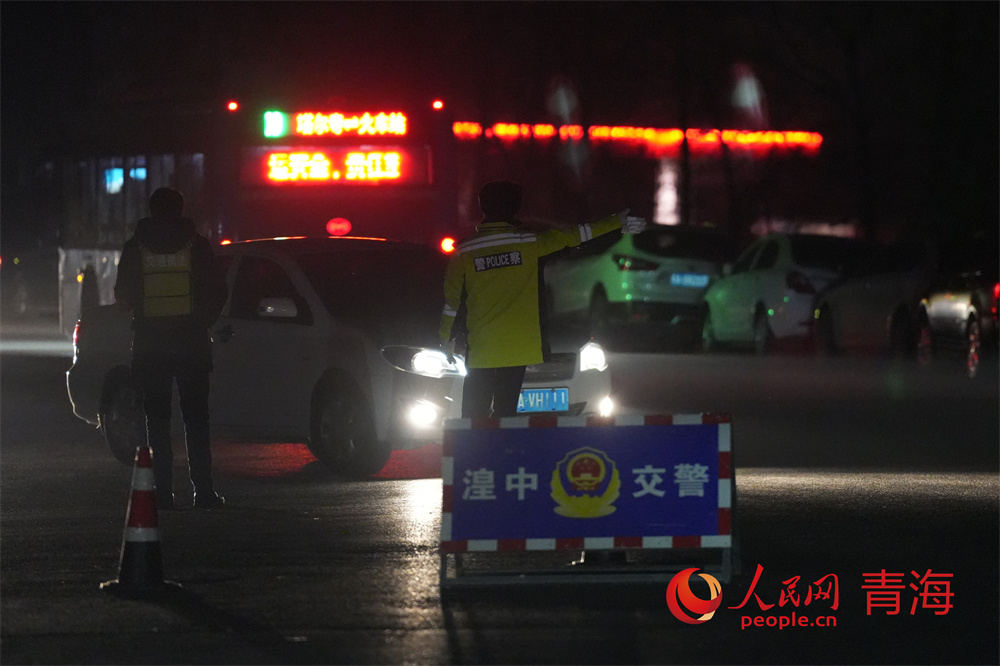 交通部門引導(dǎo)車輛有序停放。人民網(wǎng)記者 甘海瓊攝