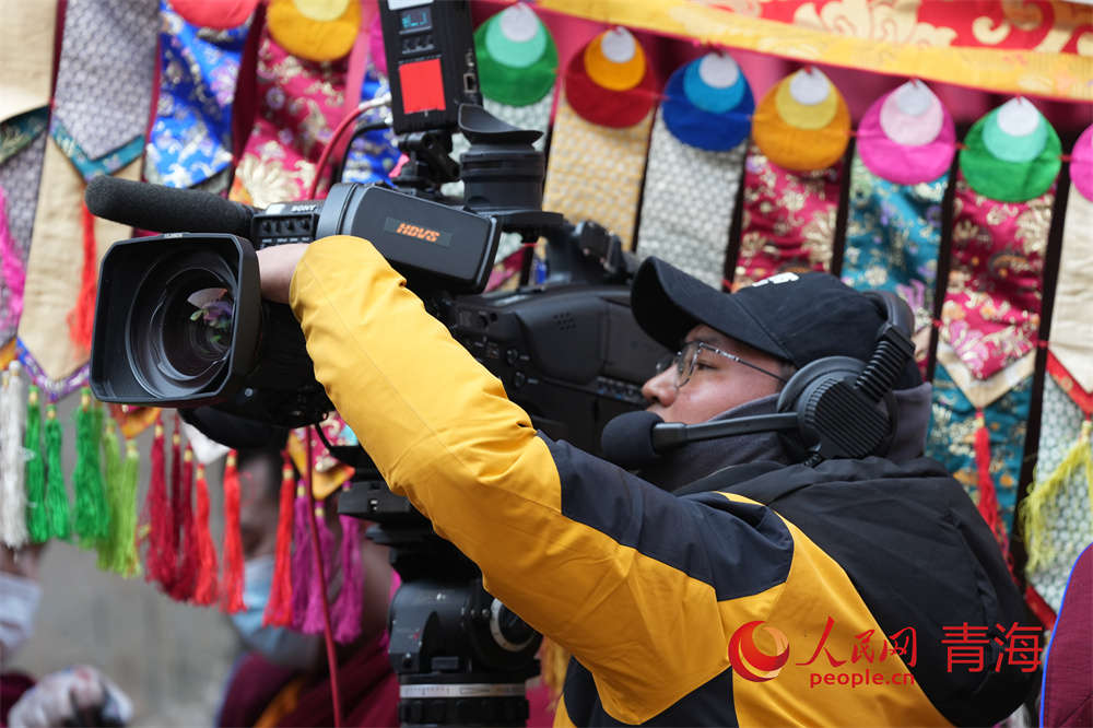 展覽核心區(qū)的媒體直播團隊。人民網記者 甘海瓊攝