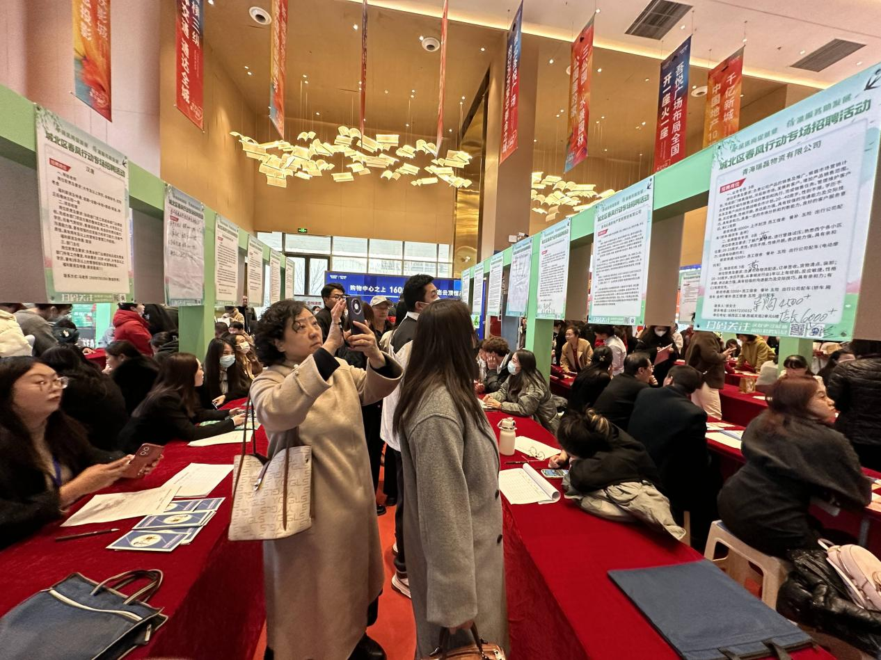 求職者們穿梭在招聘攤位之間瀏覽著招聘信息。李昊攝
