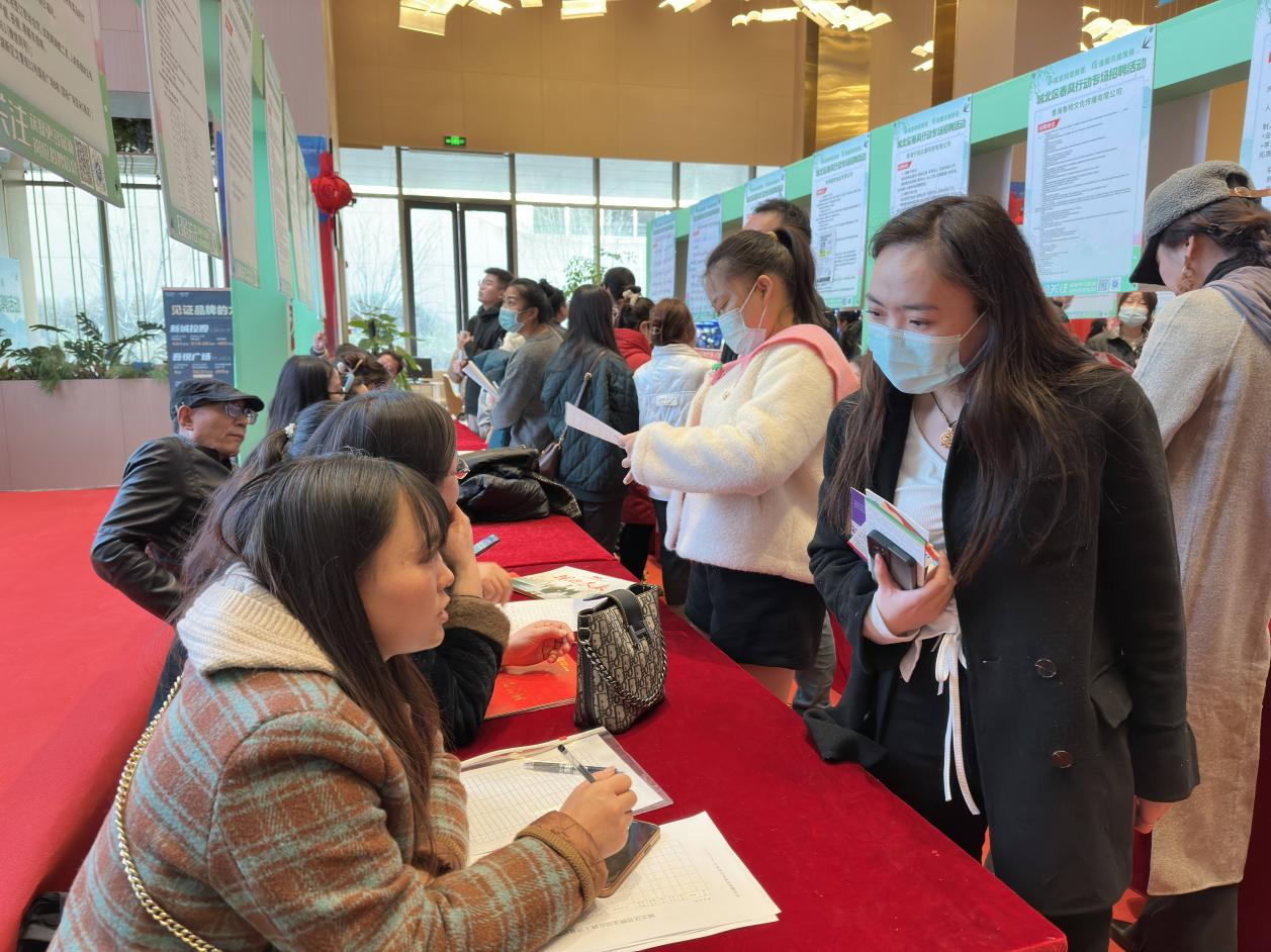 企業(yè)人事解答求職者關(guān)心的問題。李昊攝