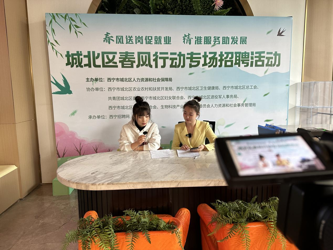 直播帶崗環(huán)節(jié)中主播們回復(fù)線上觀眾的問題。李昊攝