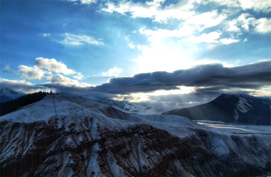 陽光透過云層。安雪姣攝