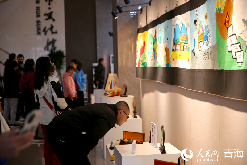 作品展吸引廣大市民前來參觀。人民網(wǎng) 馬可欣攝