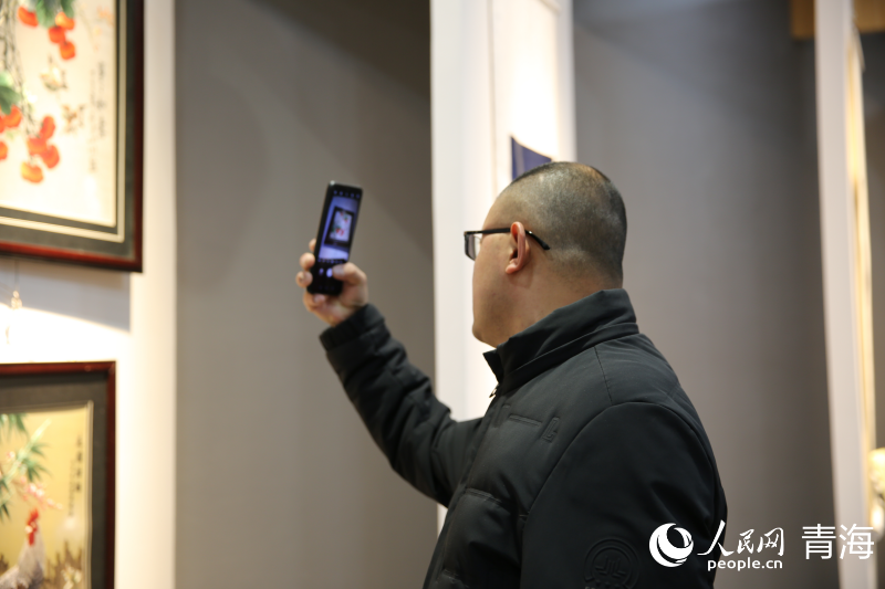 觀展人員拍照記錄展出作品。人民網(wǎng) 馬可欣攝