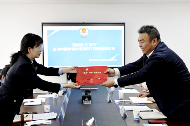 青海省稅務(wù)局“稅路通·江源行”進(jìn)企業(yè)推介宣講并贈(zèng)送政策大禮包。索南尼瑪攝