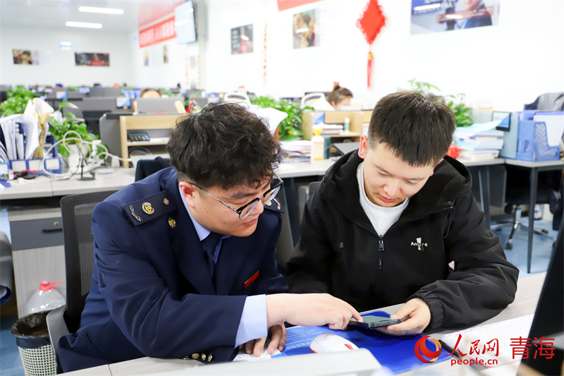 “稅費(fèi)管家”幫助企業(yè)員工進(jìn)行個(gè)稅匯算。人民網(wǎng) 況玉攝