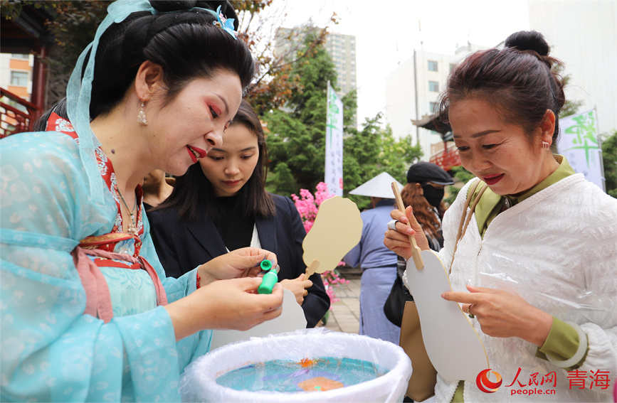 漆扇制作中。人民網(wǎng) 顧斐菲攝