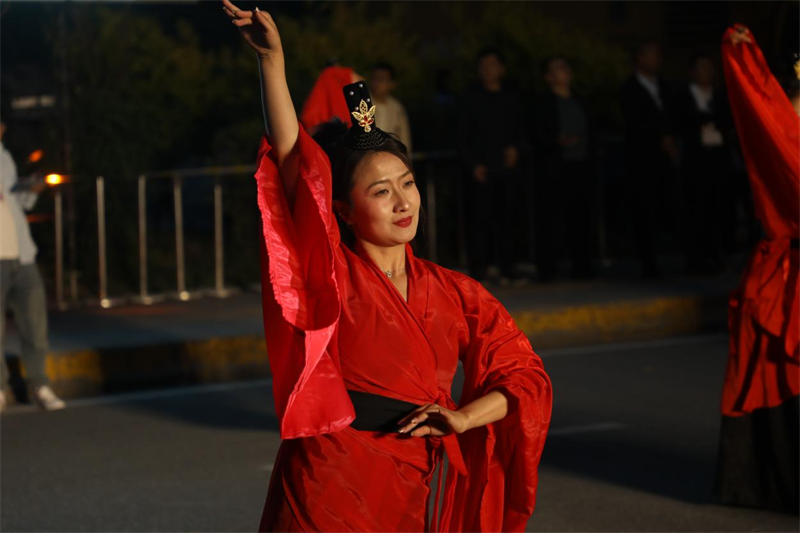 “官差”舉著“金榜題名”走在前列。李昊攝