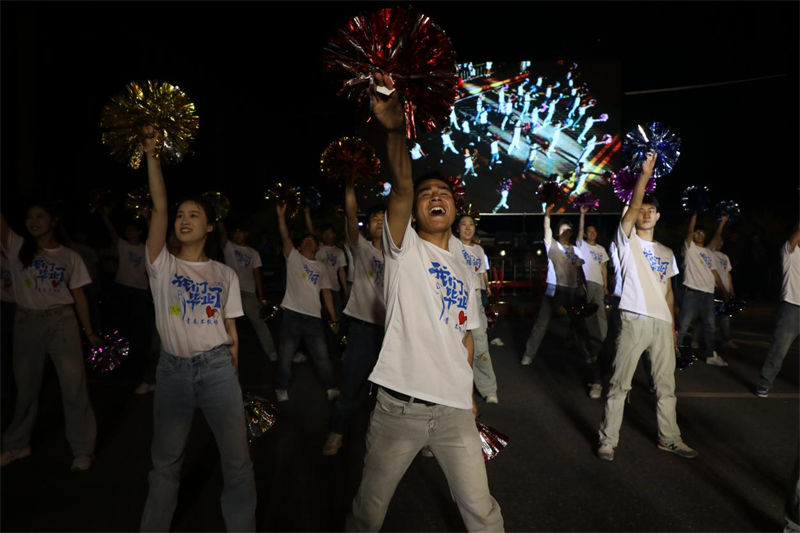 現(xiàn)代歌舞《畢業(yè)季·青春不散場》。李昊攝