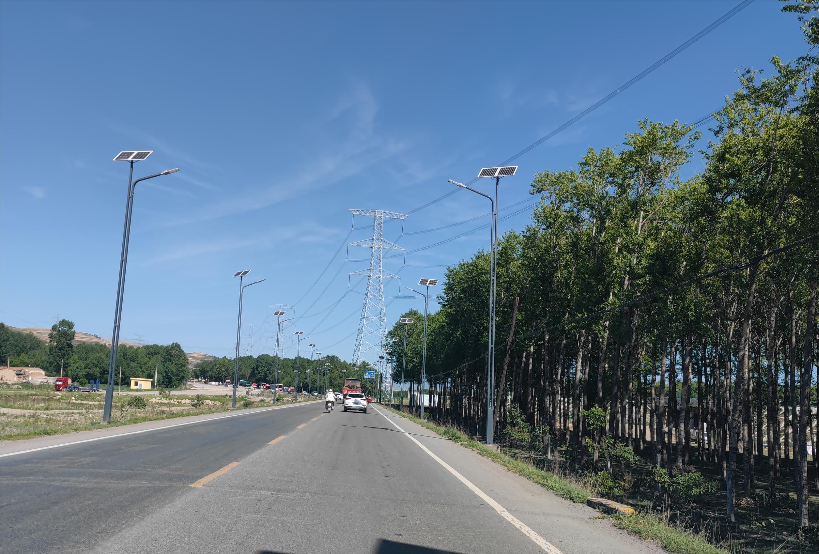 寧張路兩旁整齊的路燈。大通縣交通運(yùn)輸局供圖