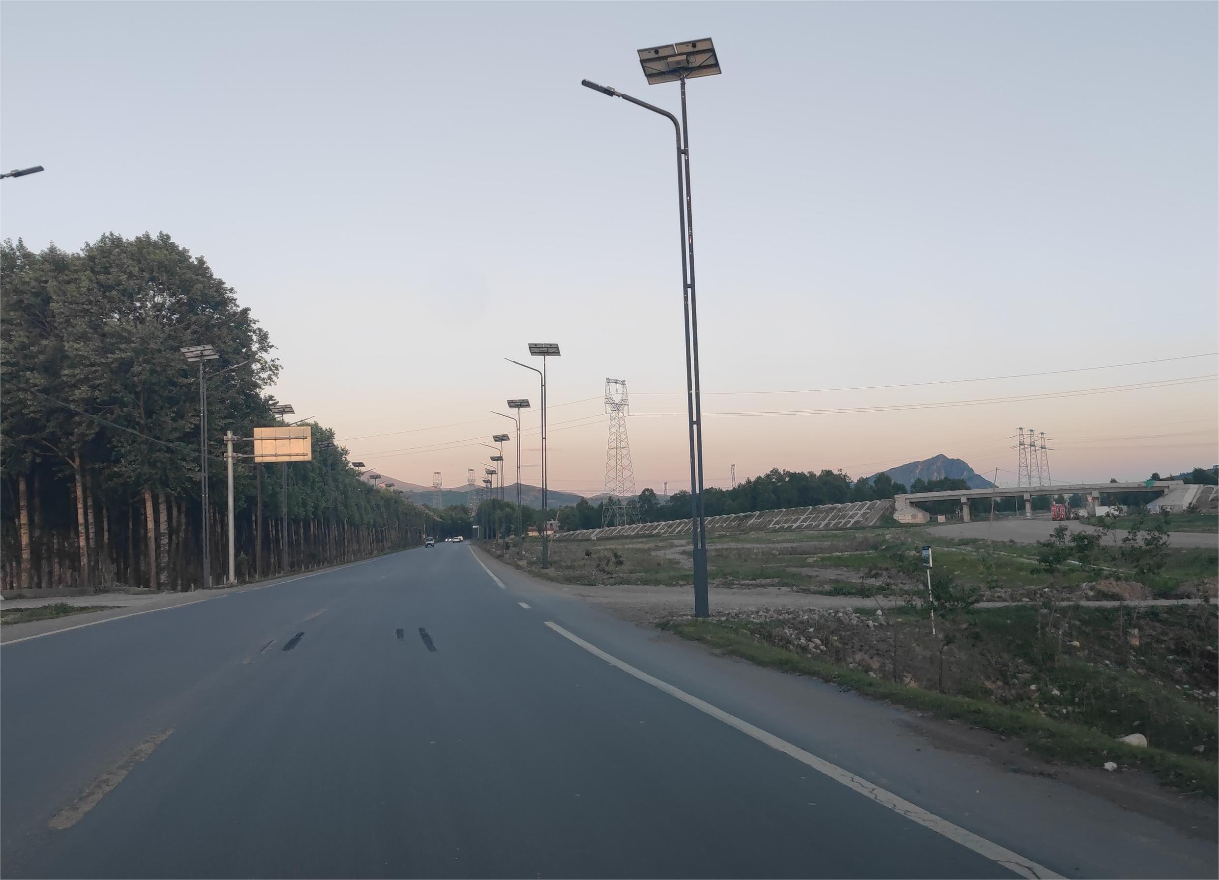 夜色漸晚，路燈待亮。大通縣交通運(yùn)輸局供圖