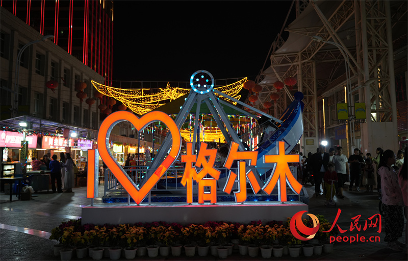 旱碼頭1960商業(yè)街燈火輝煌，熱鬧非凡。人民網(wǎng)記者 甘海瓊攝