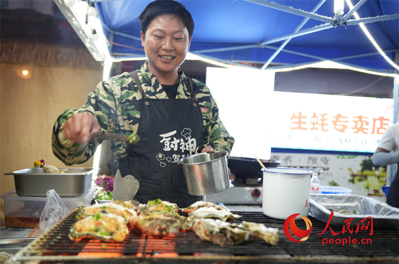 烤生蠔攤位香氣四溢，令人垂涎。人民網(wǎng)記者 甘海瓊攝