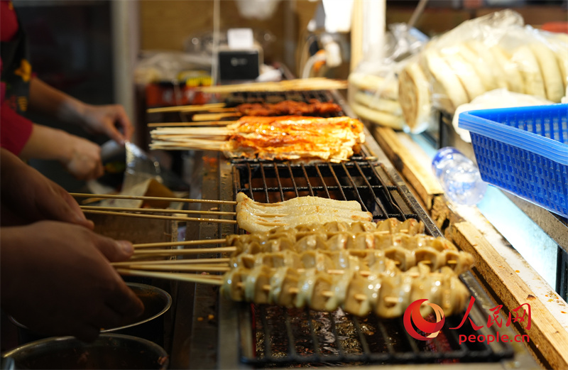 燒烤攤位前各色食材豐富多樣。人民網(wǎng)記者 甘海瓊攝