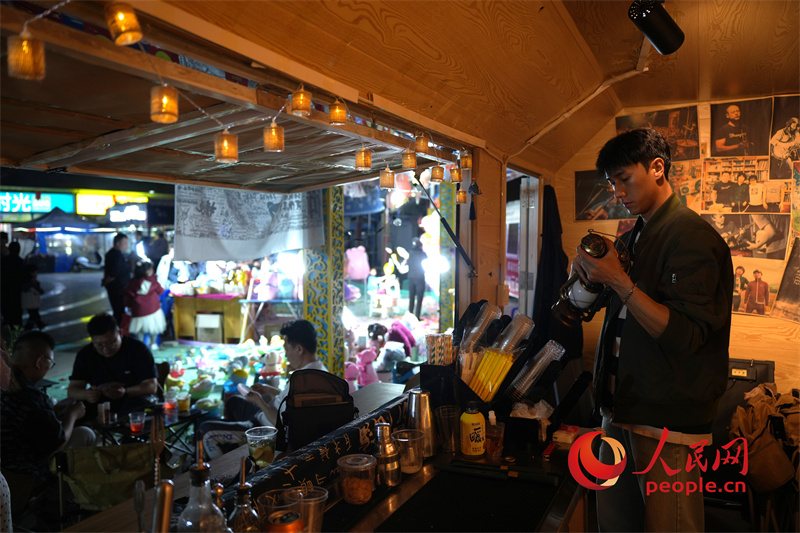 旱碼頭1960商業(yè)街的青年創(chuàng)業(yè)者。人民網(wǎng)記者 甘海瓊攝