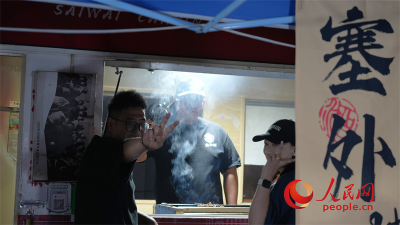 等待美食的游客。人民網(wǎng)記者 甘海瓊攝