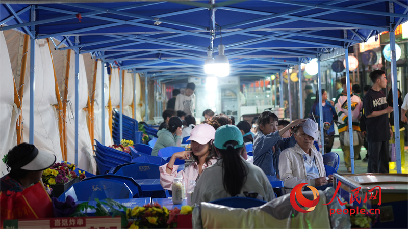 夜晚的旱碼頭1960商業(yè)街熱火朝天。人民網記者 甘海瓊攝