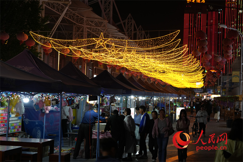 夜晚的旱碼頭1960商業(yè)街。人民網(wǎng)記者 甘海瓊攝