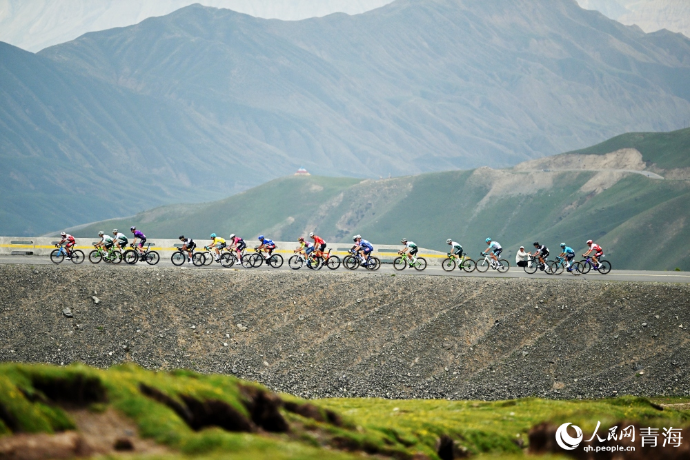 環(huán)湖賽車隊(duì)行進(jìn)在云山巴卡臺(tái)。人民網(wǎng) 陳明菊攝