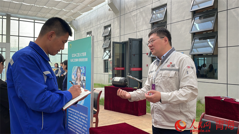 大國工匠與一線職工交流研討。人民網(wǎng) 況玉攝