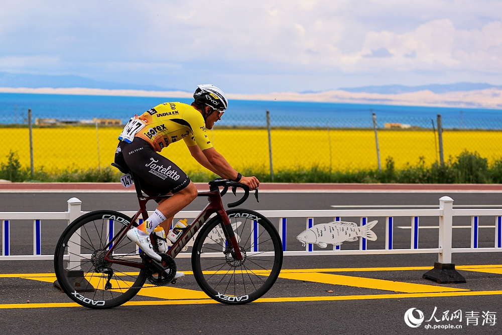 騎行在青海湖畔。人民網(wǎng) 陳明菊攝