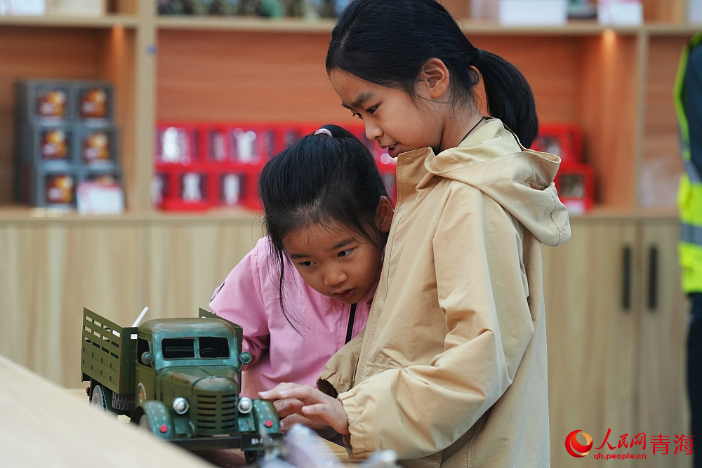 游客閑逛中國原子城文創(chuàng)中心。人民網(wǎng) 陳明菊攝