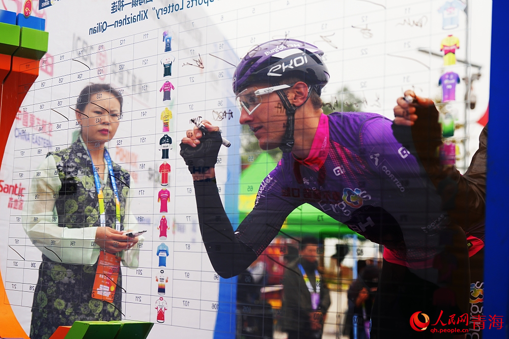 運(yùn)動員簽到。人民網(wǎng) 陳明菊攝