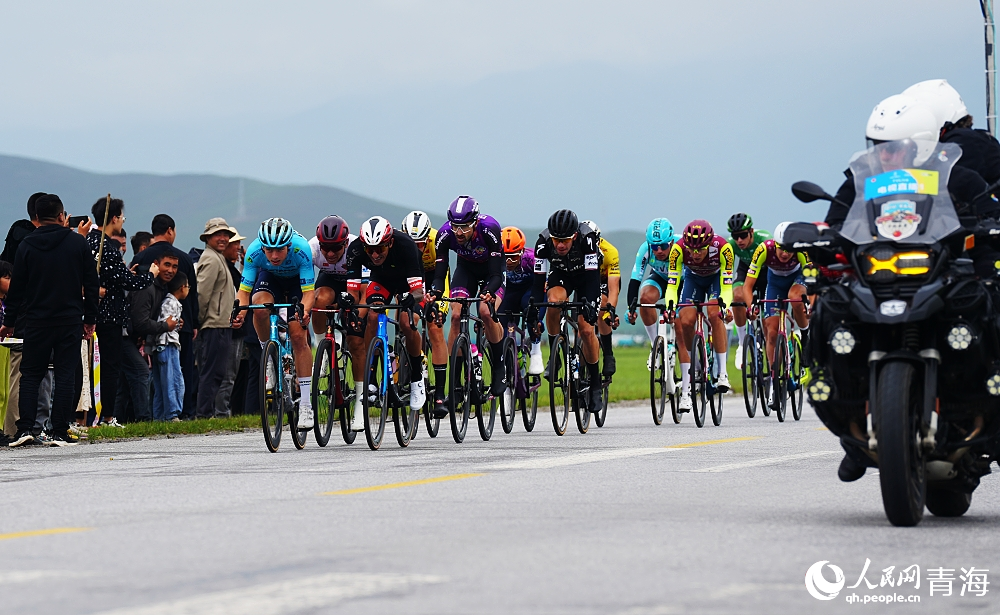 沿途百姓為車手加油打氣。人民網(wǎng) 陳明菊攝