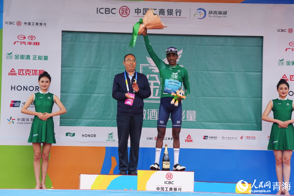 哈薩克斯坦阿斯塔納車隊(duì)1號(hào)穆魯布蘭-亨諾克獲得綠衫。人民網(wǎng) 陳明菊攝